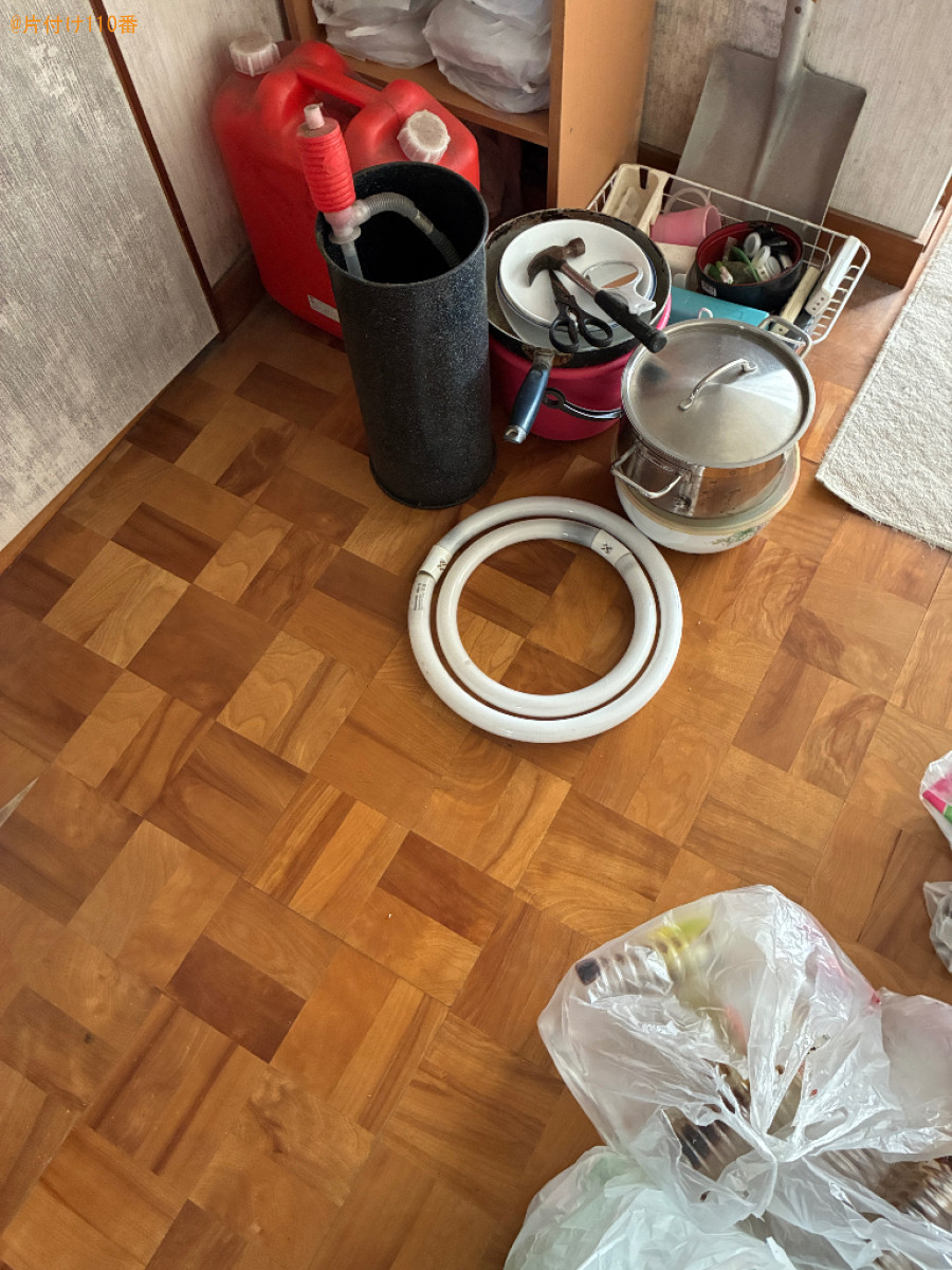 ポリタンク、調理器具、ゴミ箱、蛍光灯、スコップ、一般ごみ等の回収