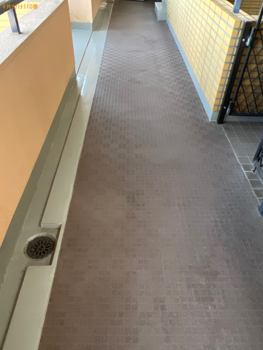 ハンガーラック、オットマン、食器棚、テーブル、掃除機等の回収