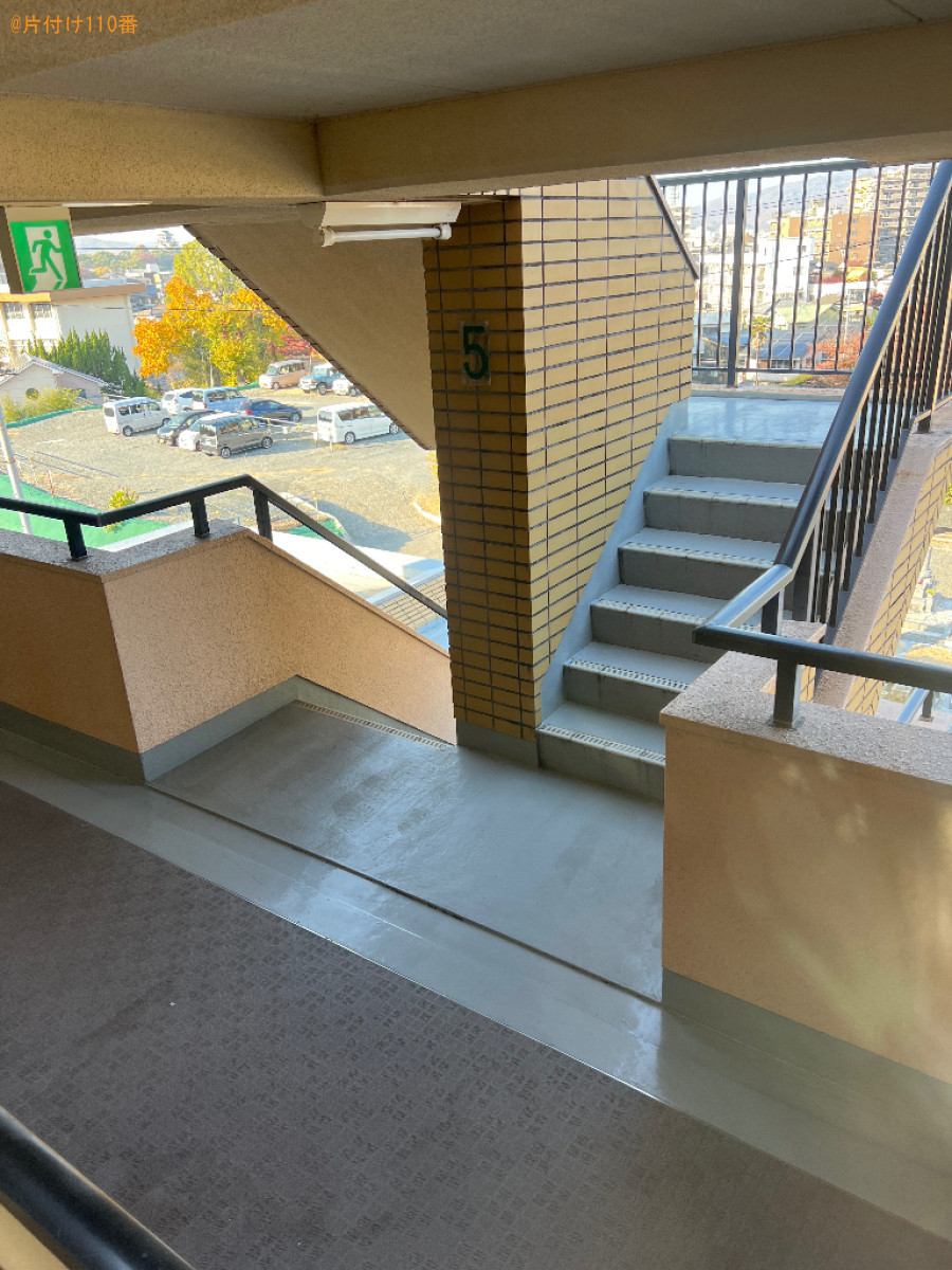 ハンガーラック、オットマン、食器棚、テーブル、掃除機等の回収