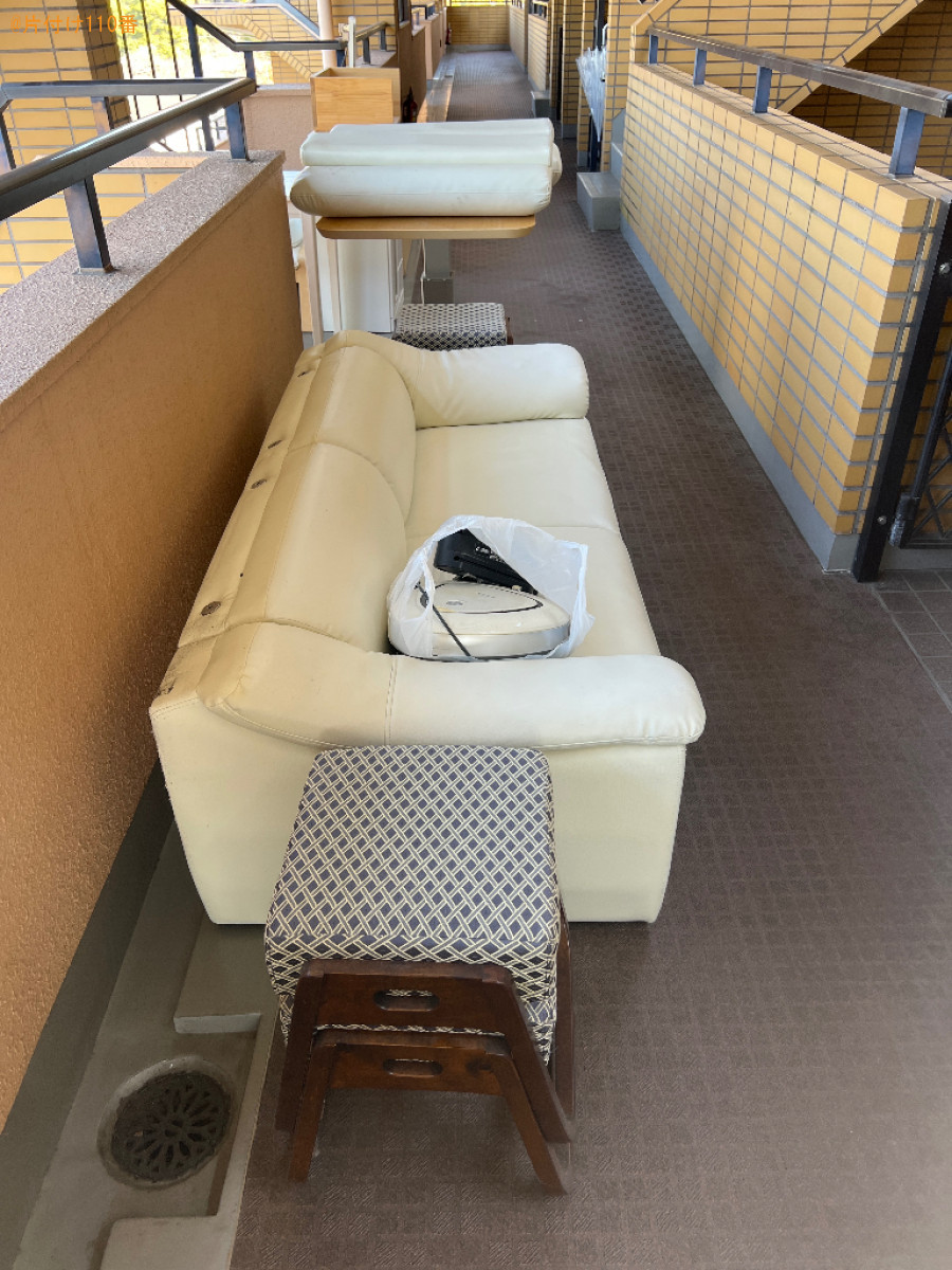 ハンガーラック、オットマン、食器棚、テーブル、掃除機等の回収